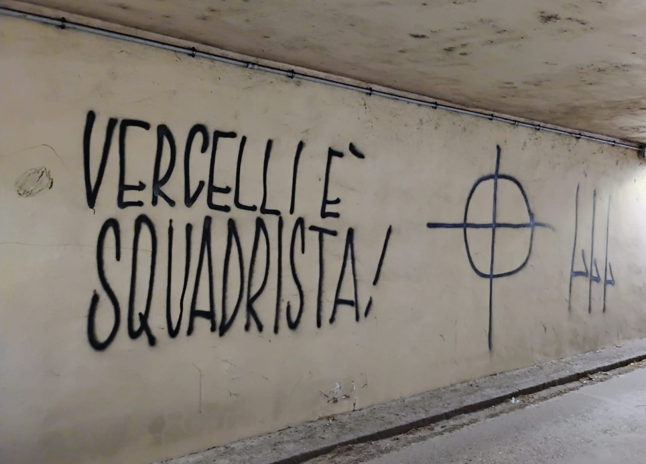 Ecco le scritte fasciste nel sottopasso di piazza Duomo: scarabocchi da squatter