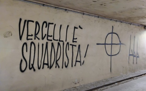 Ecco le scritte fasciste nel sottopasso di piazza Duomo: scarabocchi da squatter
