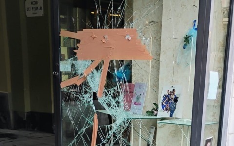 Arresto del vandalo che spaccava le vetrine, Locarni: “Un plauso alla Polizia di Stato”
