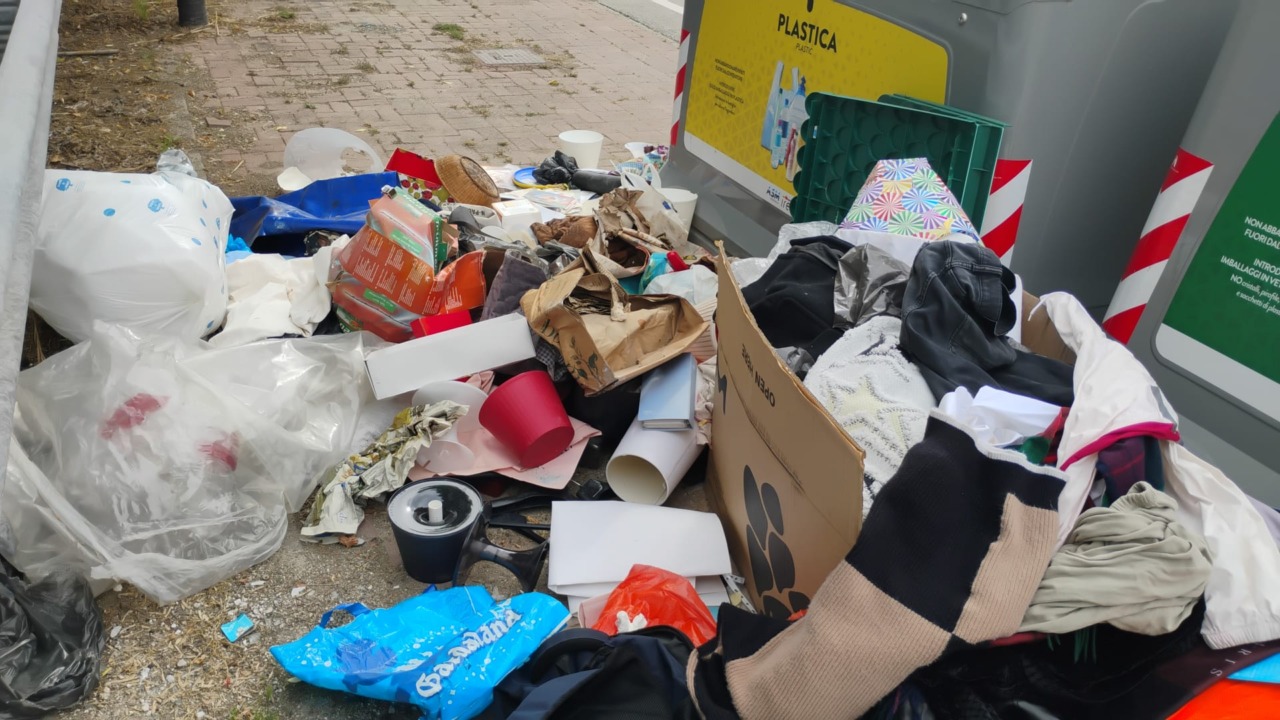 Mega discarica di abiti e immondizia in via Trento. Ma potrebbero esserci tracce dei colpevoli