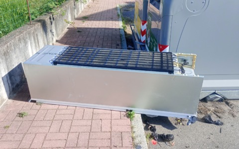 I cassonetti della domenica circondati da rifiuti vari