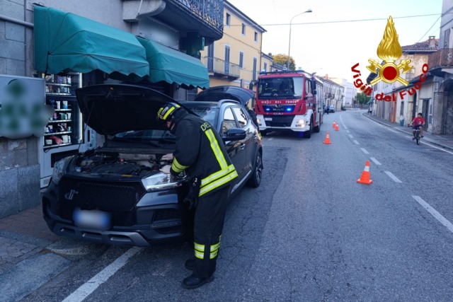 Auto contro furgone: un ferito