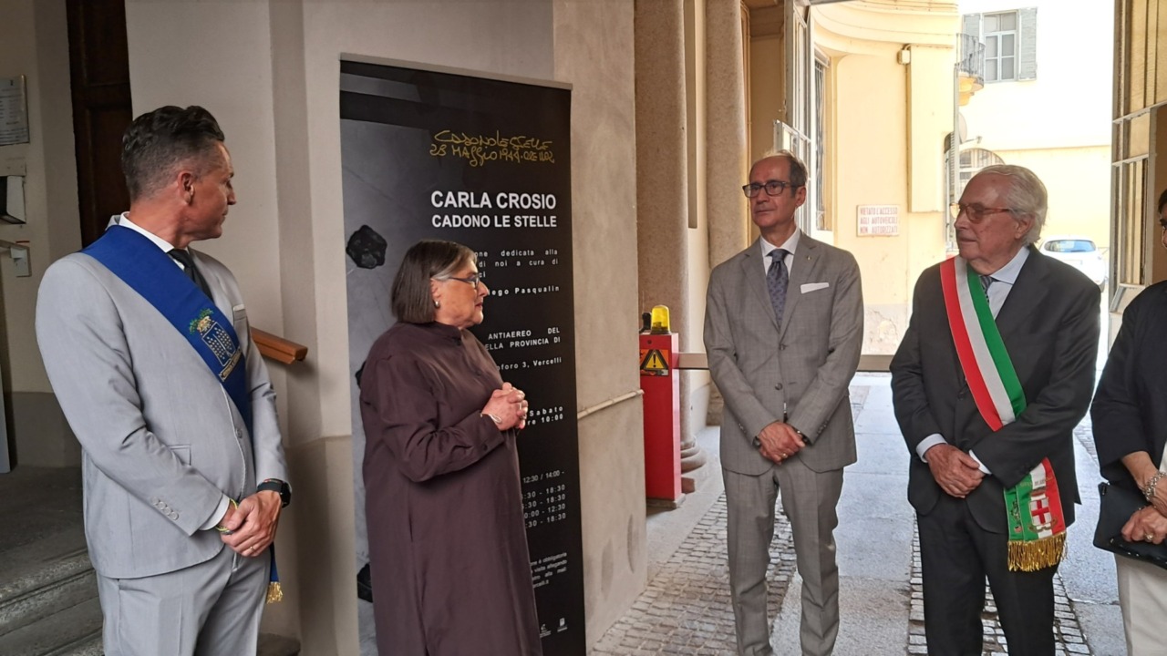 Cadono le stelle: installazione di Carla Crosio per esorcizzare le guerre
