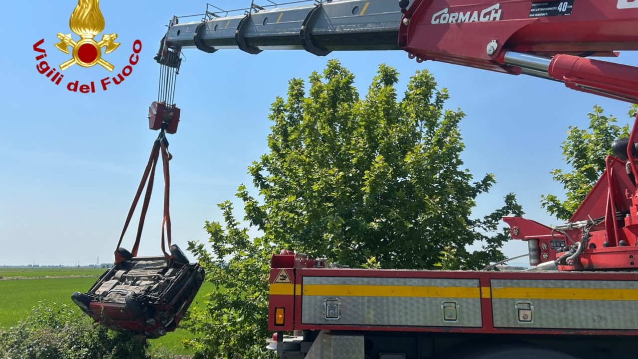 Auto nel canale in frazione Montonero. Salvi una donna e i suoi due figli