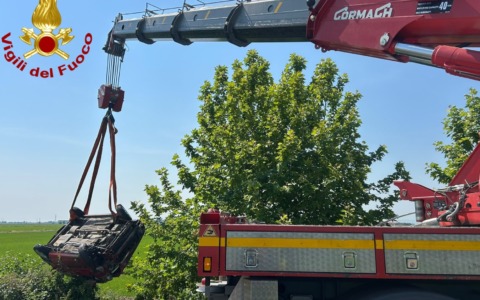Auto nel canale in frazione Montonero. Salvi una donna e i suoi due figli