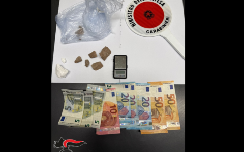 In fuga dal posto di blocco a Santhià, buttano la droga dal finestrino. In manette