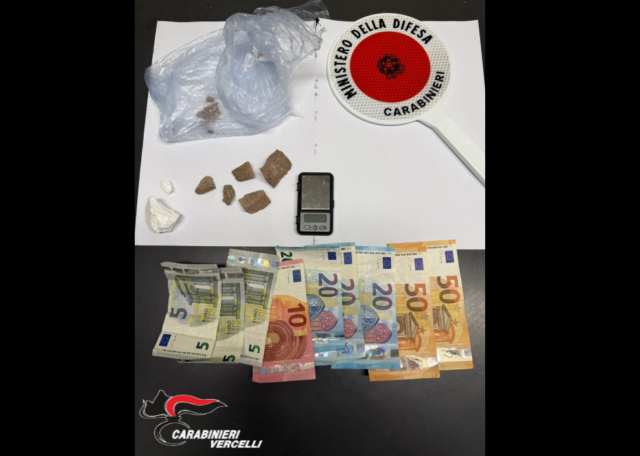 In fuga dal posto di blocco a Santhià, buttano la droga dal finestrino. In manette
