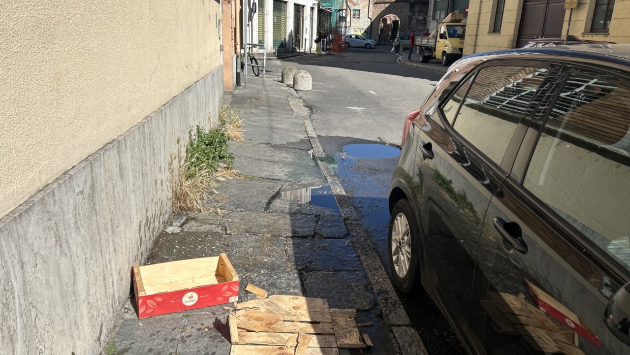 Via Quintino Sella, nuovi guai. Dopo blatte e parcheggi selvaggi, ecco anche “il marciapiede distrutto”