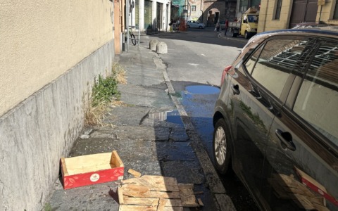 Via Quintino Sella, nuovi guai. Dopo blatte e parcheggi selvaggi, ecco anche “il marciapiede distrutto”