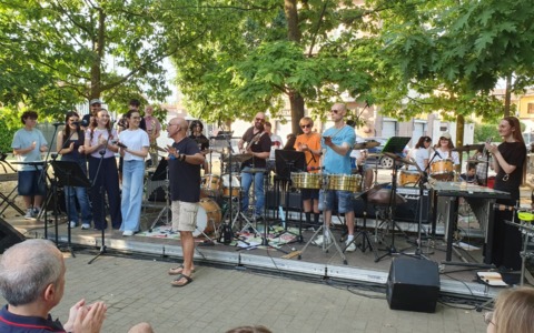 Consegnate le borse di studio della Scuola Vallotti e grande successo per il concerto al rione Isola