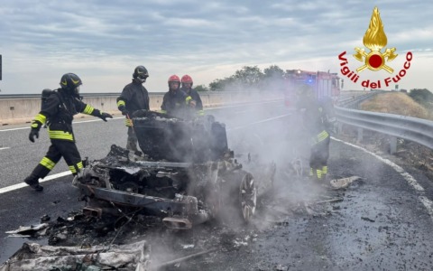 Auto in fiamme lungo l’A26: intervengono i Vigili del fuoco