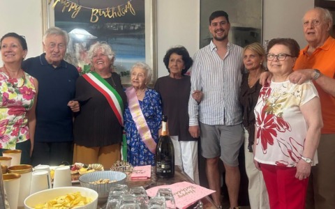 A Santhià, i 100 anni di Gemma festeggiati dal sindaco Angela Ariotti e dal vice Mattia Beccaro