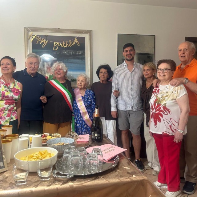 A Santhià, i 100 anni di Gemma festeggiati dal sindaco Angela Ariotti e dal vice Mattia Beccaro