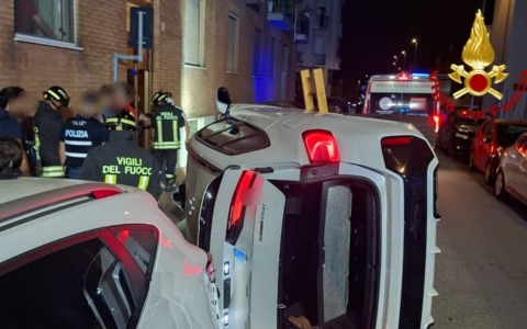 Automobile si ribalta nella notte in via Vicenza: l’intervento dei Vigili del Fuoco