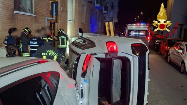 Automobile si ribalta nella notte in via Vicenza: l’intervento dei Vigili del Fuoco