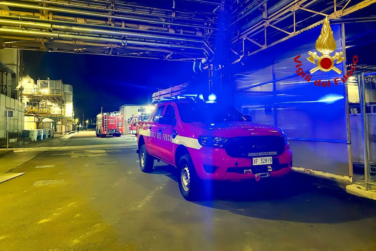 I Vigili del Fuoco di Vercelli e Trino aiutano a domare il rogo in una azienda metallurgica a Novara