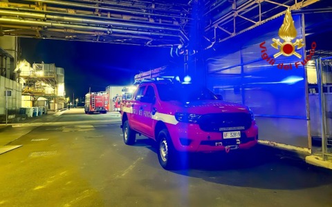 I Vigili del Fuoco di Vercelli e Trino aiutano a domare il rogo in una azienda metallurgica a Novara