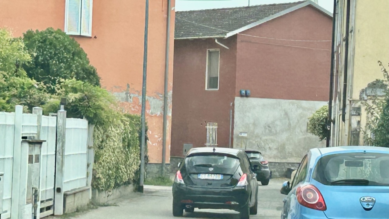 Stretta e percorsa a velocità folle: via Nazario Sauro è una trappola