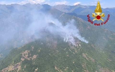 La Val Mastallone continua a bruciare: intenso lavoro dei Vigili dei Fuoco coi Canadair