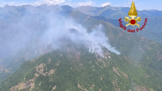 La Val Mastallone continua a bruciare: intenso lavoro dei Vigili dei Fuoco coi Canadair