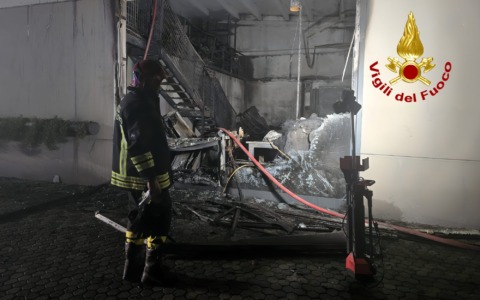 I Vigili del Fuoco di Santhià domano in nottata l’incendio di un capannone a Roppolo