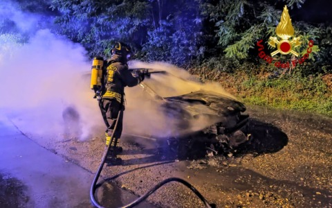 In fiamme, nella notte, un’auto alimentata a GPL: l’intervento dei Vigili del Fuoco
