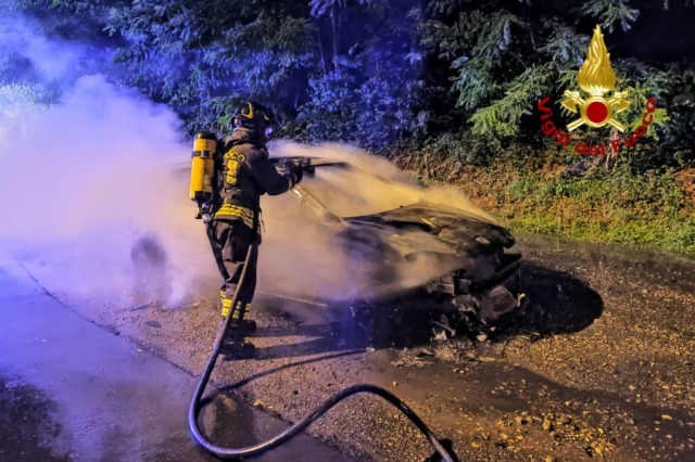 In fiamme, nella notte, un’auto alimentata a GPL: l’intervento dei Vigili del Fuoco