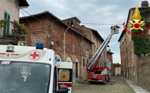 I Vigili del Fuoco soccorrono una persona a Buronzo, in via Castello