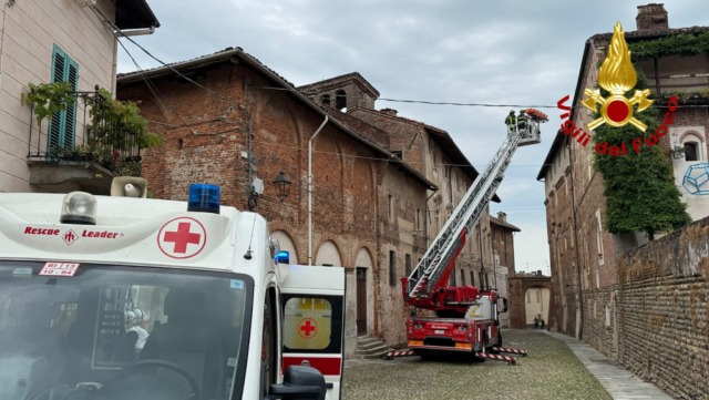 I Vigili del Fuoco soccorrono una persona a Buronzo, in via Castello
