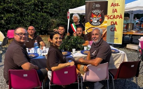 Strepitoso successo del Terefest a Santhià. “Ja Scapa da Cà” e la loro panissa vincono l’edizione 2026