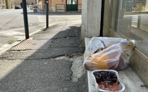 Via Quintino Sella, al peggio non c’è mai fine: “Bivaccano e lasciano i resti del cibo a marcire sotto il sole a 40 gradi”