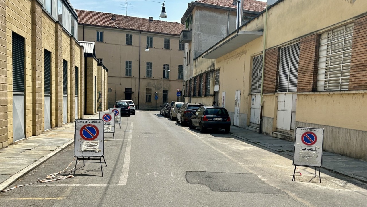 Automobilisti rassegnati in via Quintino Sella: “Evidentemente resteremo senza parcheggi per tutta l’estate”