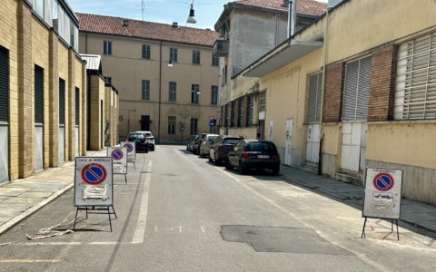 Automobilisti rassegnati in via Quintino Sella: “Evidentemente resteremo senza parcheggi per tutta l’estate”