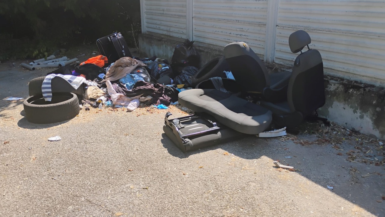Sedili, pneumatici e altri resti di auto abbandonati in via Trento