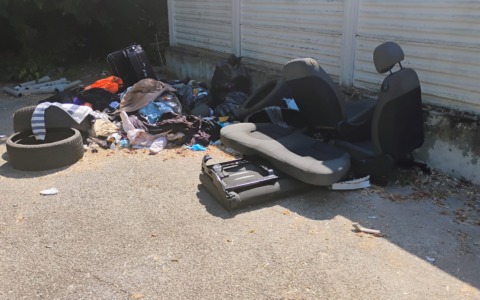 Sedili, pneumatici e altri resti di auto abbandonati in via Trento