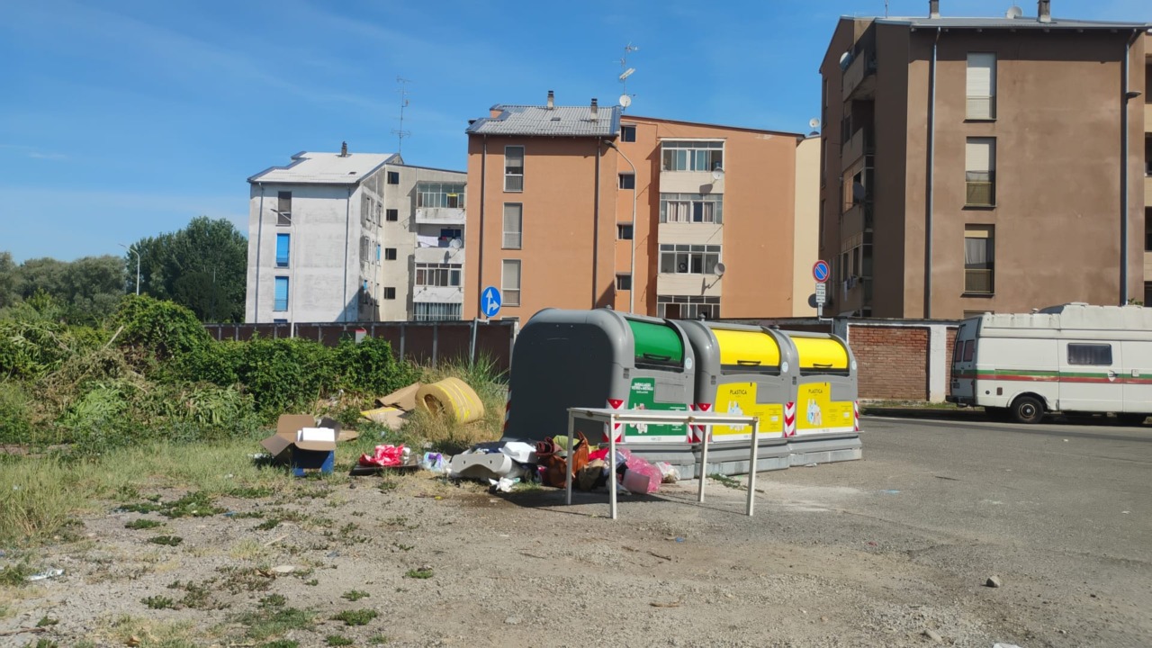 Il caldo dà alla testa anche a chi abbandona i rifiuti. Ecco com’è ridotta la zona di via Udine/via Siracusa