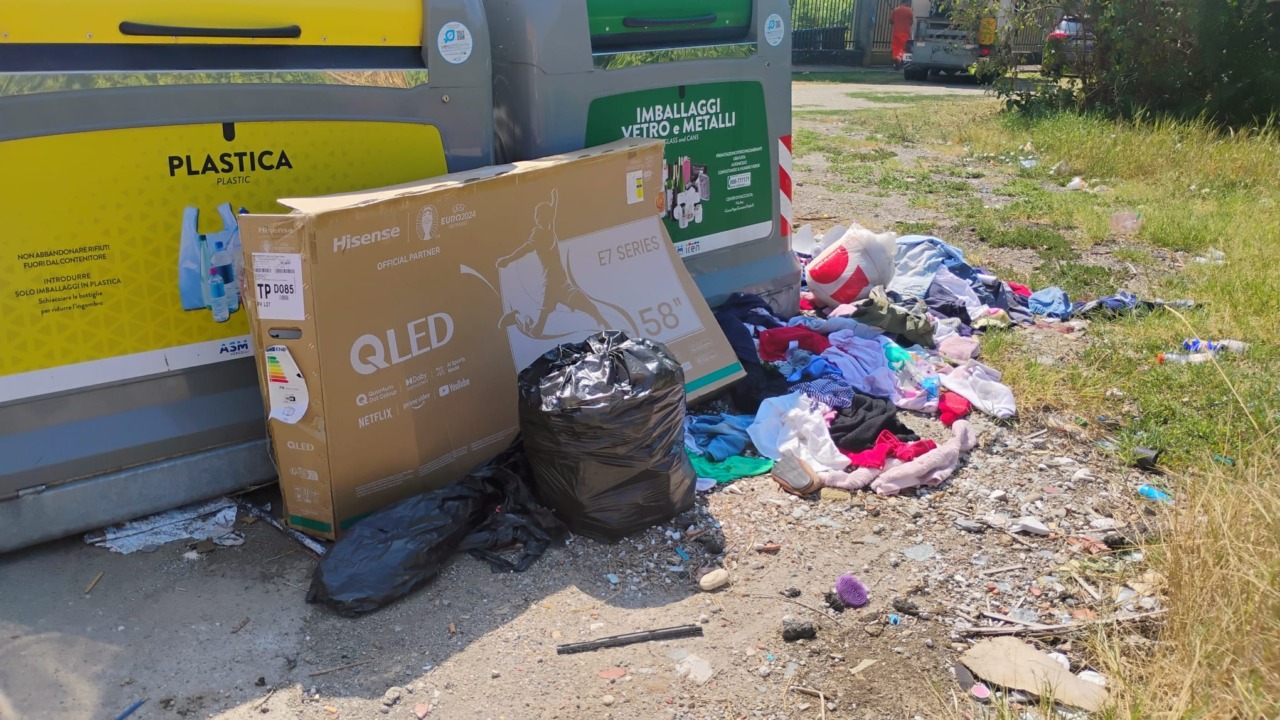 L’idiota ora butta in strada vestiti e scarpe. Non c’è più limite al buonsenso