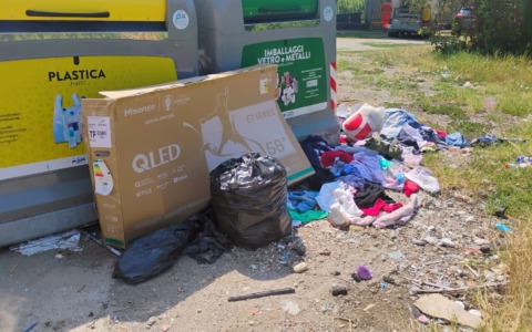 L’idiota ora butta in strada vestiti e scarpe. Non c’è più limite al buonsenso