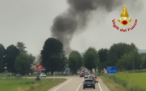 Incendio a Stroppiana, intervengono i Vigili del Fuoco
