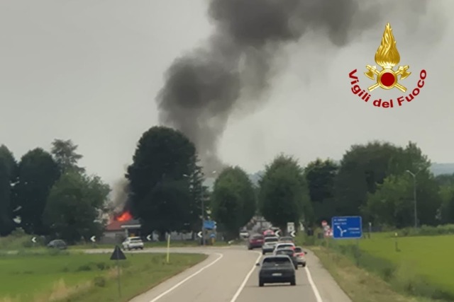 Incendio a Stroppiana, intervengono i Vigili del Fuoco