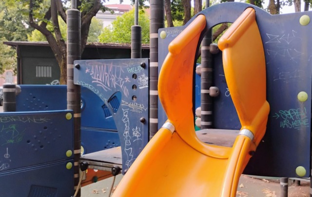 Parco inclusivo di piazza Mazzini deturpato dai graffiti. Uno sfregio all’opera di Biud 10