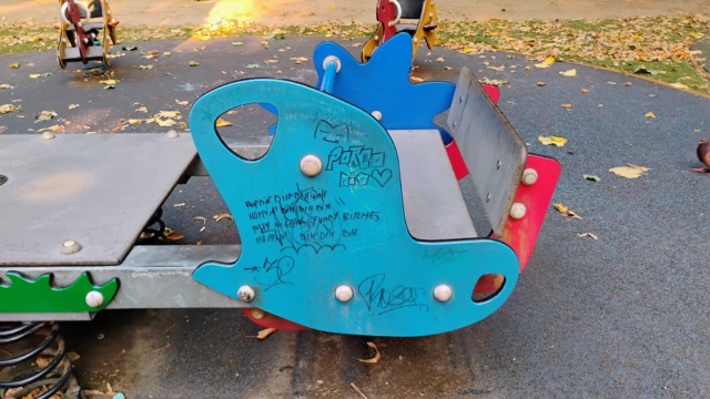Parco inclusivo di piazza Mazzini deturpato dai graffiti. Uno sfregio all’opera di Biud 10