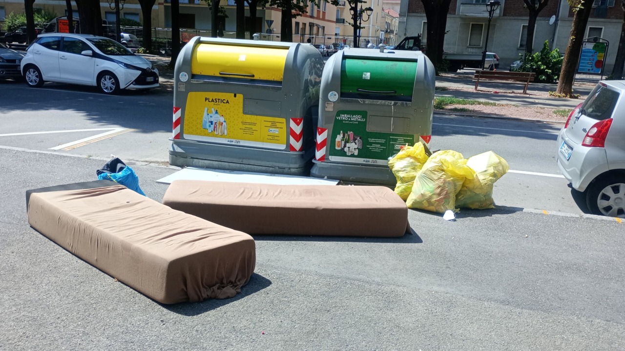 Cassonetti d’agosto e l’alberello del sottopassaggio