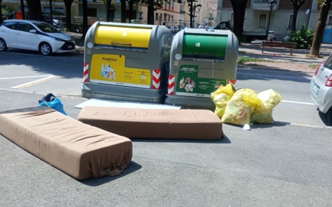 Cassonetti d’agosto e l’alberello del sottopassaggio