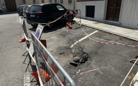 Voragine ai bordi di piazza d’Angennes: parcheggi transennati in attesa del ripristino della situazione