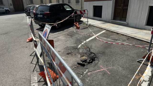 Voragine ai bordi di piazza d’Angennes: parcheggi transennati in attesa del ripristino della situazione