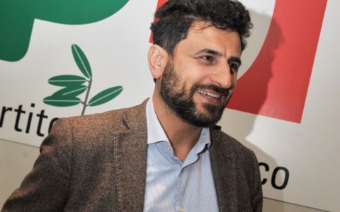 Cori “fascisti” alla Festa di Trino, Rossi (PD Piemonte) risponde a Pane: «Il fascismo è un crimine. Voltarsi dall’altra parte significa essere complici»