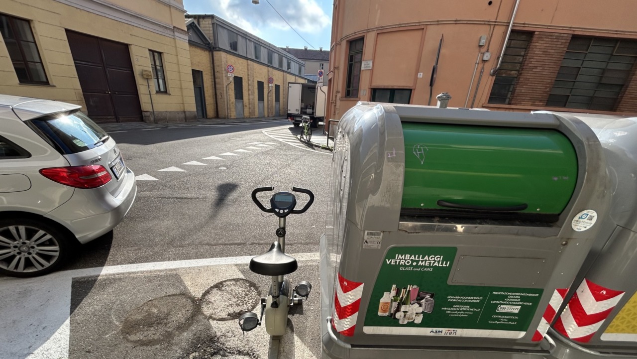 Torna l’incivile svuota-solai in via Santorre: questa volta ad essere abbandonata in strada… una cyclette