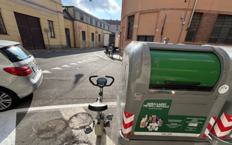 Torna l’incivile svuota-solai in via Santorre: questa volta ad essere abbandonata in strada… una cyclette