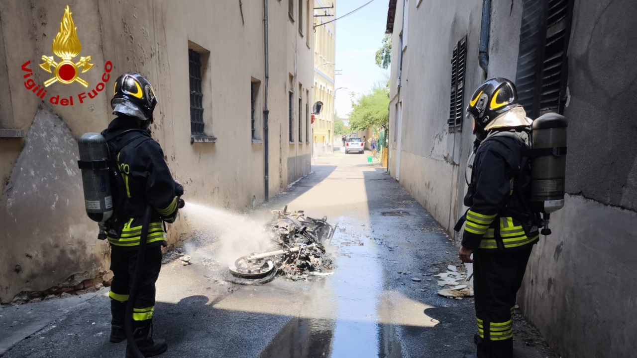 In fiamme una motocicletta a Ferragosto. Intervengono i Vigili del Fuoco